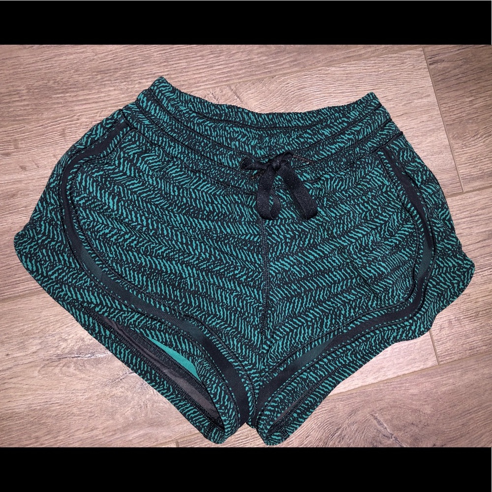 Lululemon make a move shorts green black printed 2
